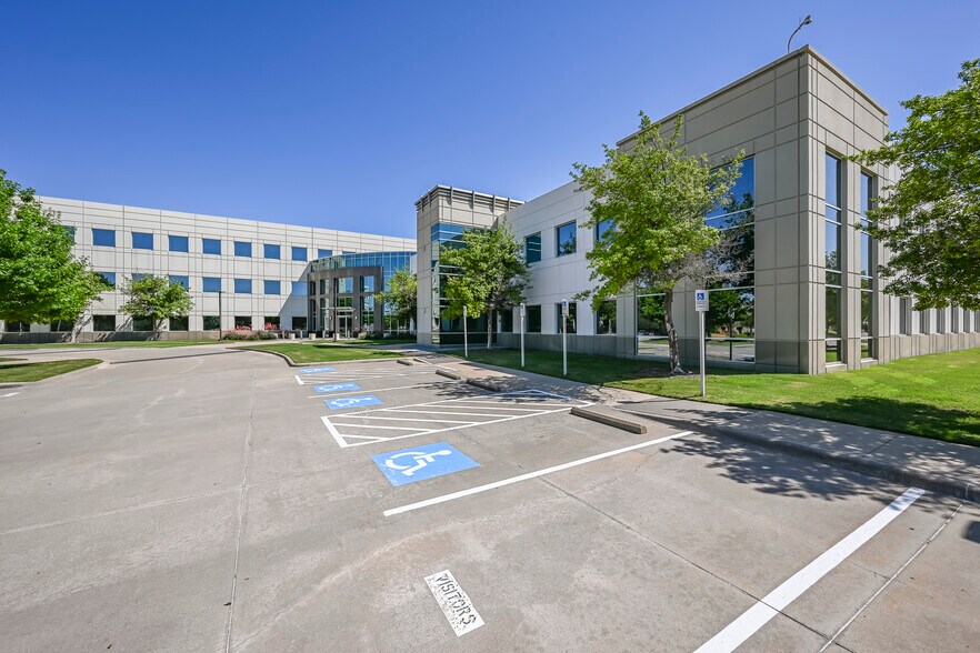 5601 Headquarters Dr, Plano, TX à louer - Photo de l’immeuble – Image 2 sur 46