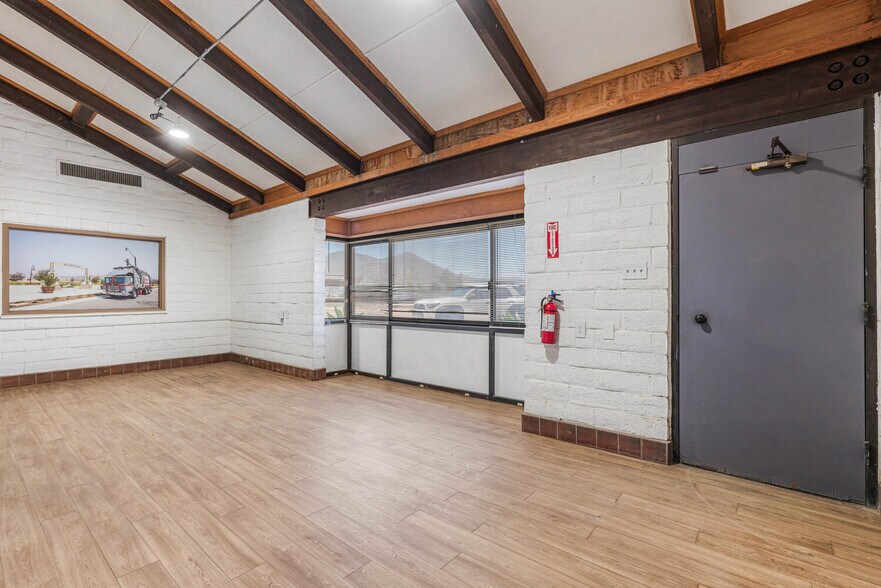 905-917 Corporation St, Santa Paula, CA à vendre - Photo de l’immeuble – Image 2 sur 25