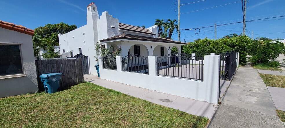 1721 SW 24th Ter, Miami, FL à vendre - Photo de l’immeuble – Image 3 sur 79