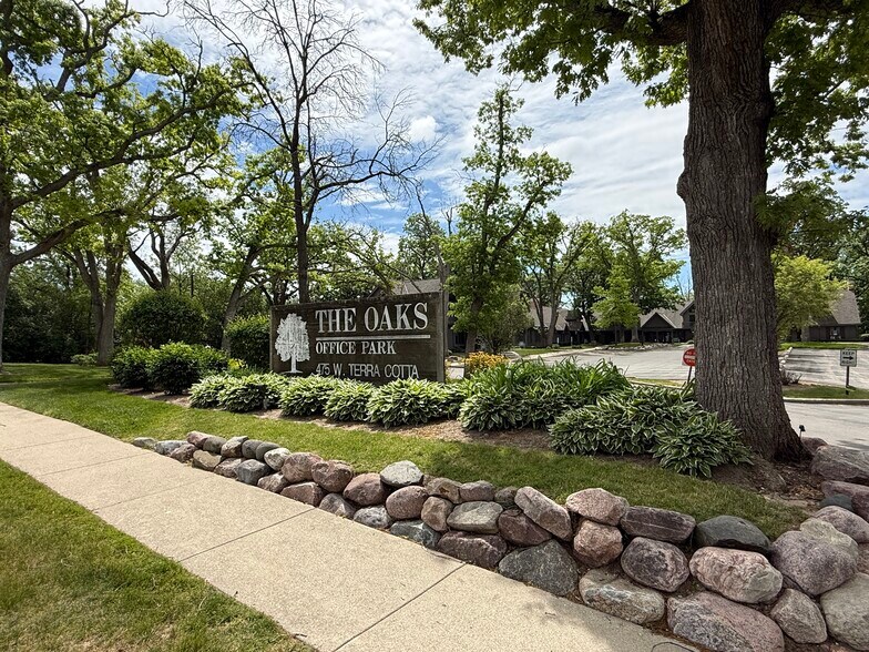 475 W Terra Cotta Ave, Crystal Lake, IL à louer - Photo de l’immeuble – Image 2 sur 23