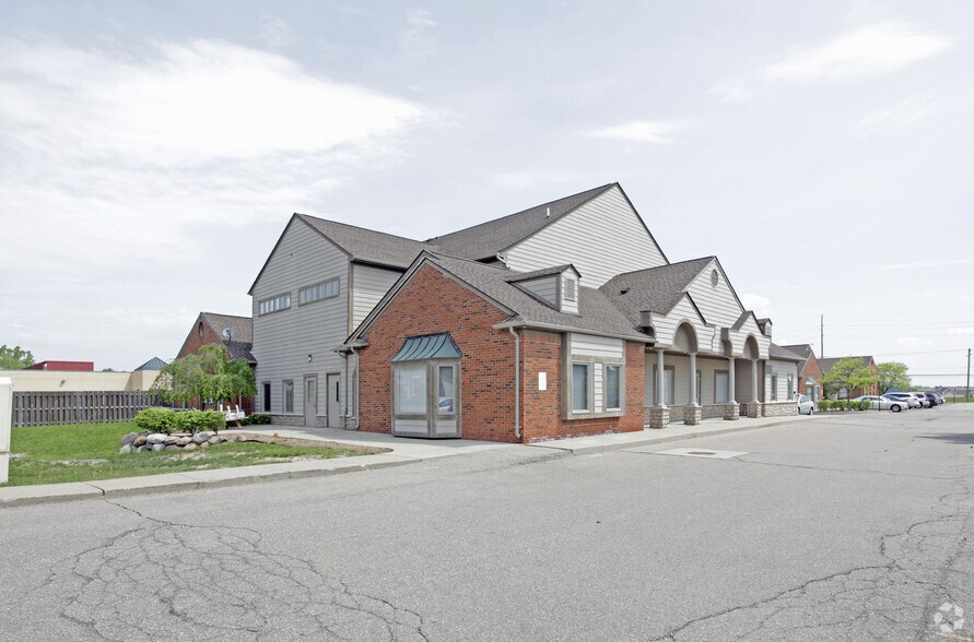 2708 S Rochester Rd, Rochester Hills, MI à vendre - Photo de l’immeuble – Image 2 sur 2