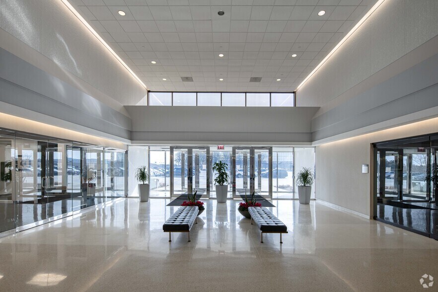 1111 E Touhy Ave, Des Plaines, IL à louer - Hall d’entrée – Image 3 sur 35
