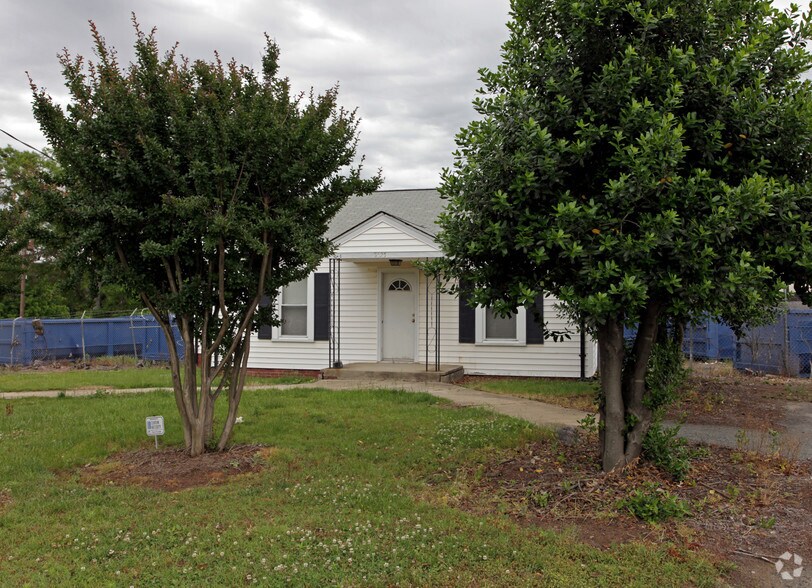 3525 Robinson Cir, Charlotte, NC à louer - Photo de l’immeuble – Image 3 sur 3