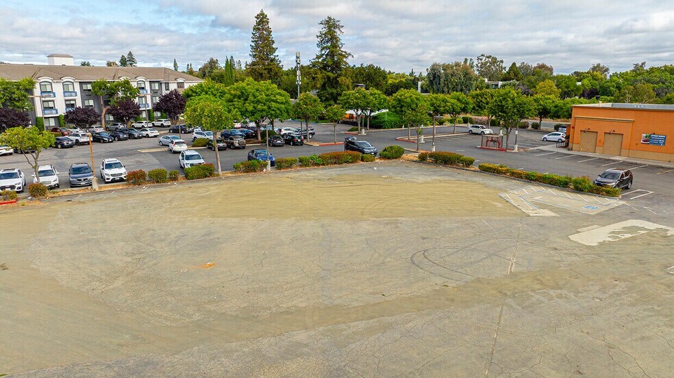 601 Saratoga Ave, San Jose, CA à vendre - Photo principale – Image 1 sur 4