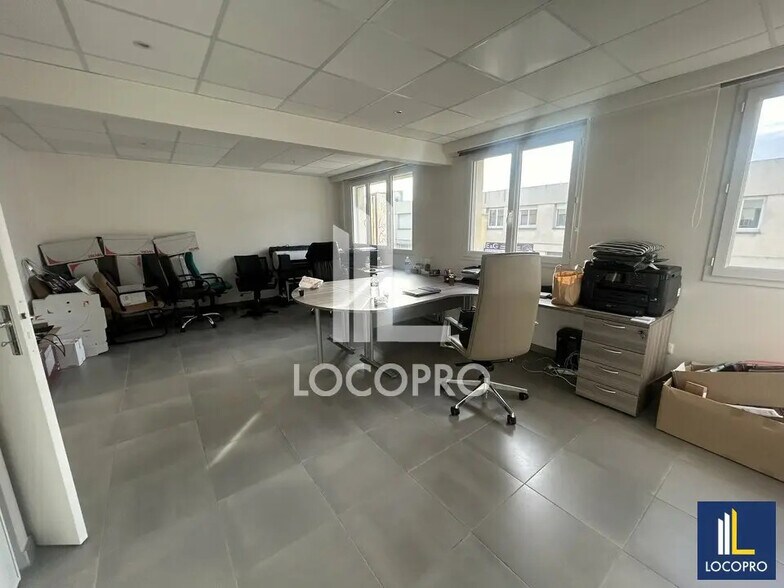Bureau dans Saint-Laurent-du-Var à vendre - Photo de l’immeuble – Image 1 sur 8