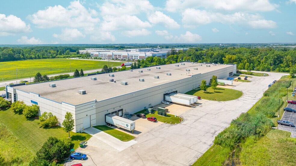 100 W Oakwood Rd, Oak Creek, WI à louer - Photo de l’immeuble – Image 1 sur 12