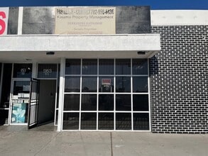 953 E Sahara Ave, Las Vegas, NV à louer Photo de l’immeuble– Image 2 sur 16