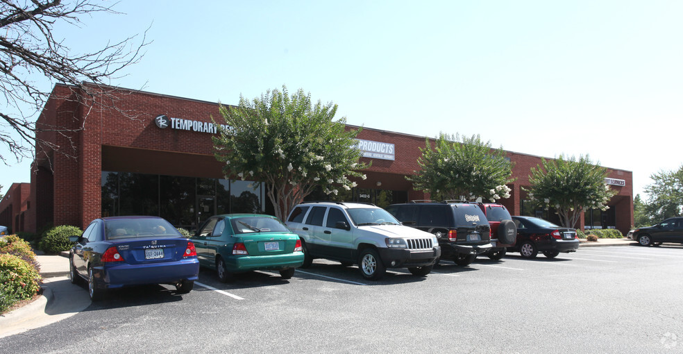 3400-3410 W Wendover Ave, Greensboro, NC à louer - Photo de l’immeuble – Image 1 sur 2