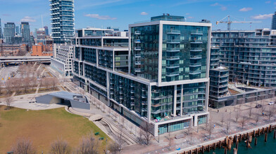 215 Queens Quay E, Toronto, ON à louer Photo de l’immeuble– Image 2 sur 7