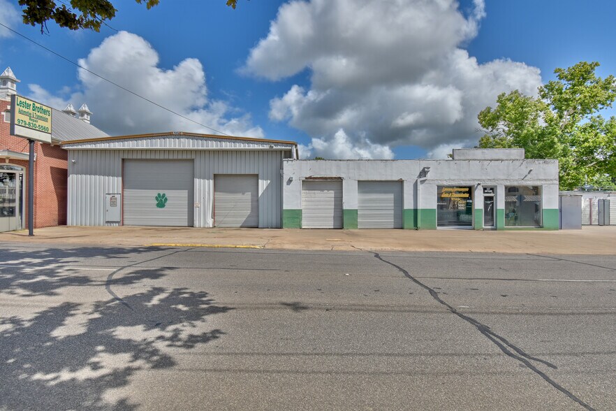 307 E Alamo St, Brenham, TX à vendre - Photo principale – Image 1 sur 51