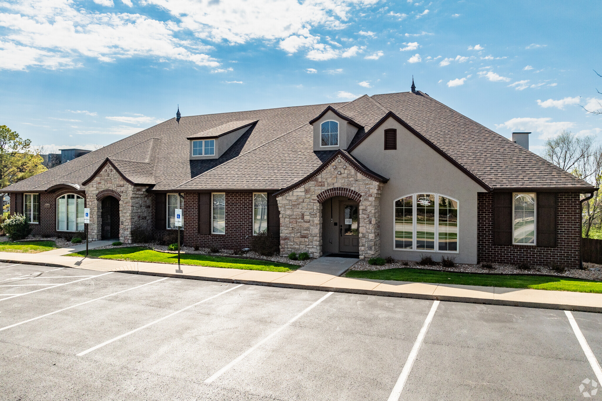 1546 E Bradford Pky, Springfield, MO à vendre Photo de l’immeuble– Image 1 sur 24