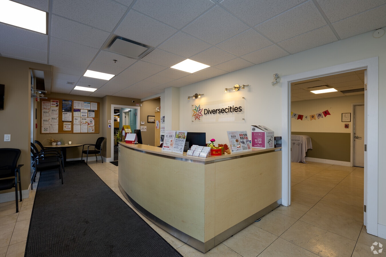 1406 Centre St NE, Calgary, AB T2E 2Z9 - Lot 1 -  - Photo intérieure - Image 1 of 15