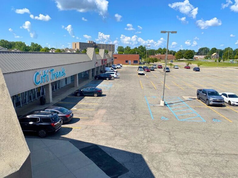 27425-27565 Michigan Ave, Inkster, MI à louer - Photo de l’immeuble – Image 3 sur 9