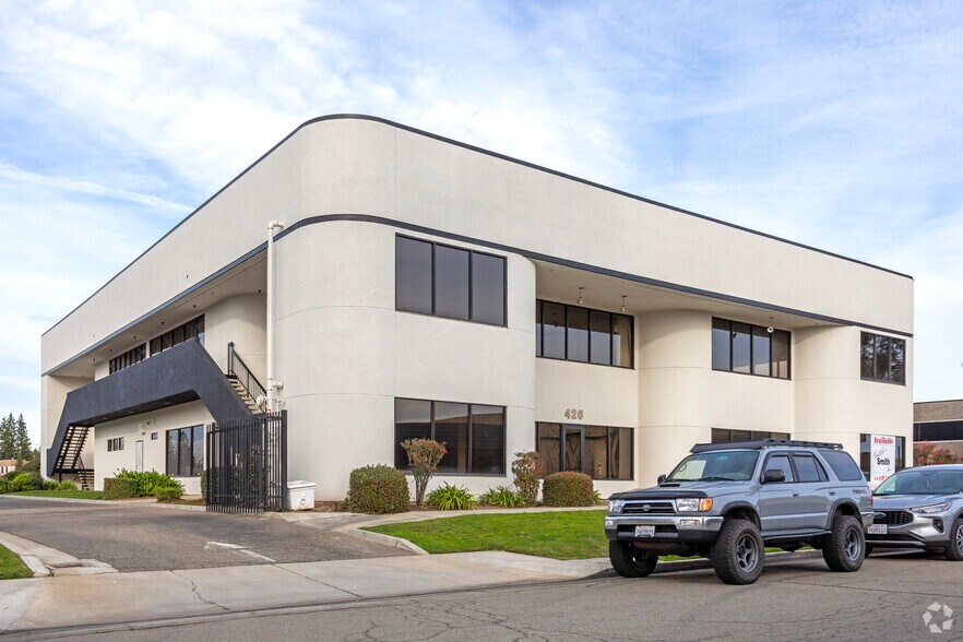 426 W Bedford Ave, Fresno, CA à louer - Photo principale – Image 1 sur 4