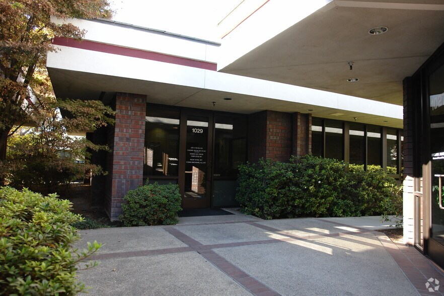 1029 N Demaree Rd, Visalia, CA à vendre - Photo principale – Image 1 sur 2