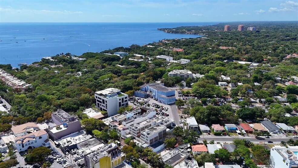 3120-3138 Commodore Plz, Coconut Grove, FL à vendre - Vidéo sur l’annonce professionnelle – Image 2 sur 18