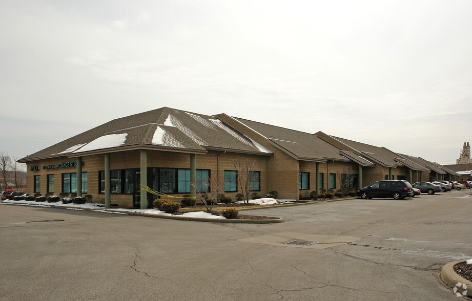 10147 Royalton Rd, North Royalton, OH à louer - Photo principale – Image 1 sur 18