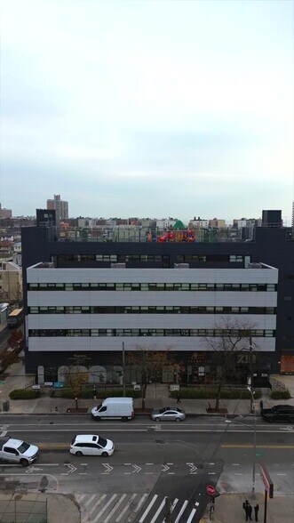 360 Neptune Ave, Brooklyn, NY à louer - Vidéo sur l’annonce professionnelle – Image 2 sur 10