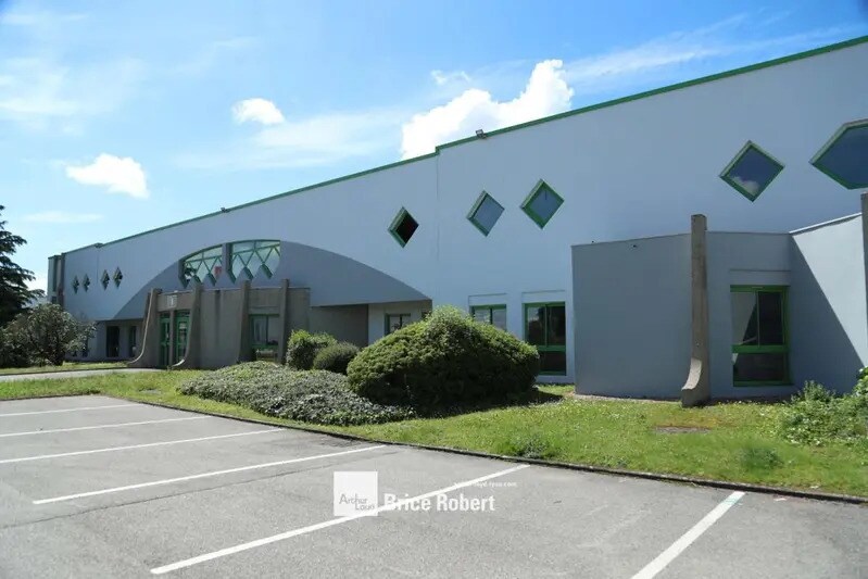66 Avenue Des Freres Montgolfier, Genas à louer - Photo de l’immeuble – Image 2 sur 6