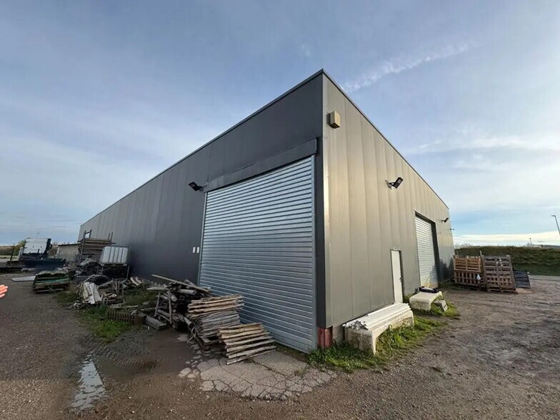 Local d’activités dans Ogy-Montoy-Flanville à louer - Photo de l’immeuble – Image 1 sur 3