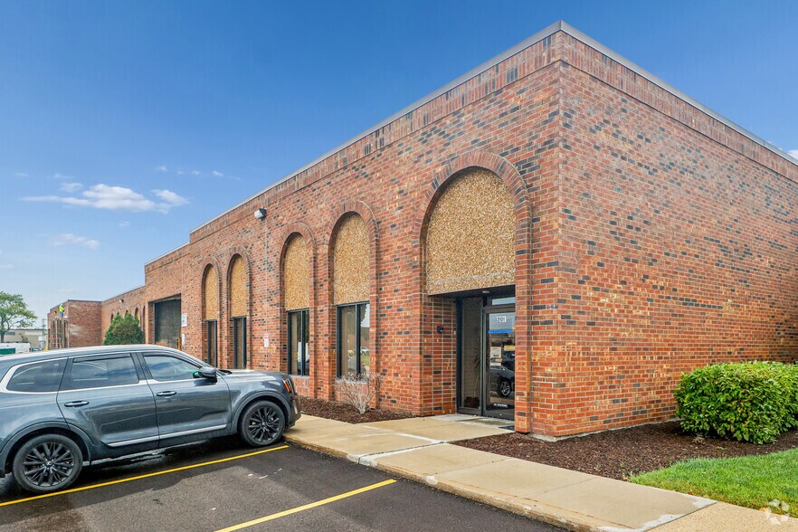 2075-2185 Estes Ave, Elk Grove Village, IL à louer - Photo de l’immeuble – Image 1 sur 8
