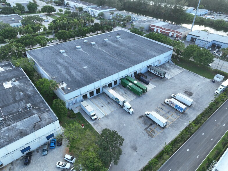 9700 NW 17th St, Miami, FL à louer - Photo de l’immeuble – Image 3 sur 4