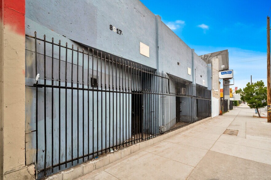 8915 S Vermont Ave, Los Angeles, CA à vendre - Photo de l’immeuble – Image 2 sur 17