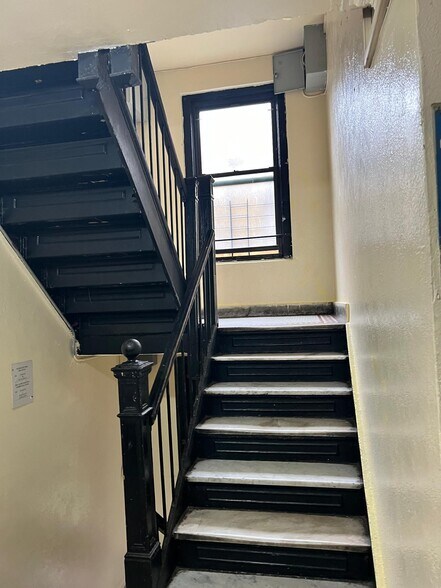 37-20 99th St, Corona, NY à vendre - Photo de l’immeuble – Image 3 sur 18
