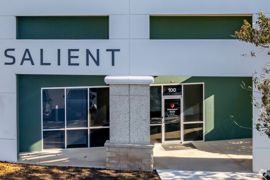 4616 W Howard Ln, Austin, TX à louer - Photo de l’immeuble – Image 3 sur 30