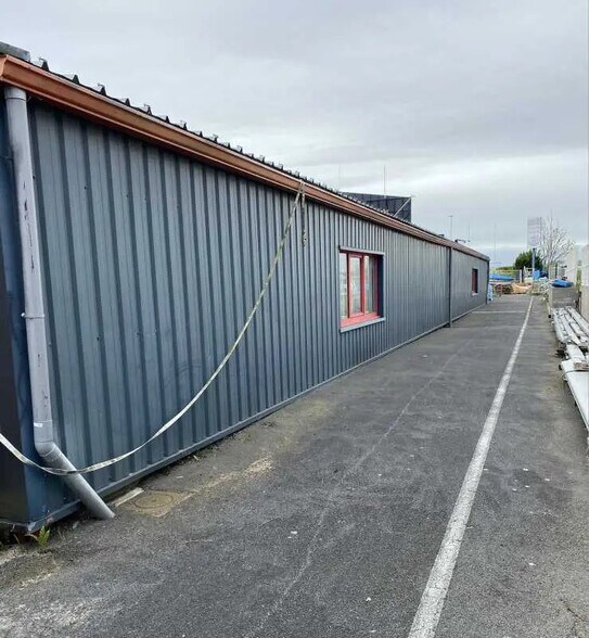 Local d’activités dans Ouistreham à louer - Photo de l’immeuble – Image 3 sur 3