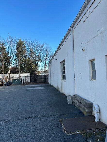 151 Babylon Tpke, Roosevelt, NY à louer - Photo de l’immeuble – Image 2 sur 2