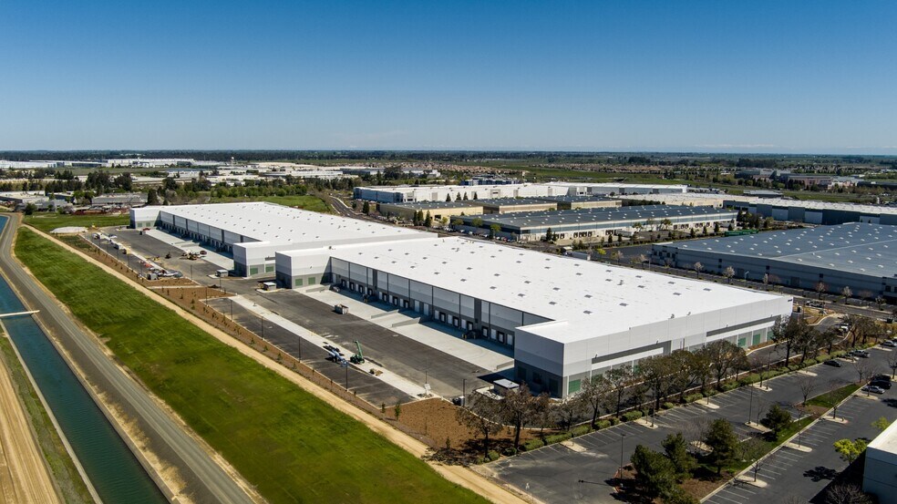 2040 Cessna Dr, Vacaville, CA à louer - Photo de l’immeuble – Image 1 sur 4