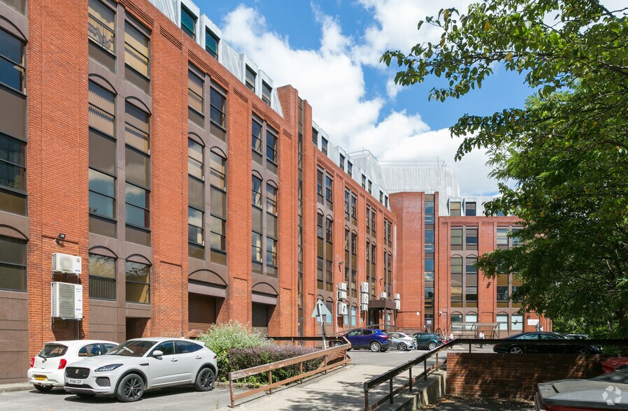 2 Station Rd, Swindon à vendre - Photo de l’immeuble – Image 1 sur 10