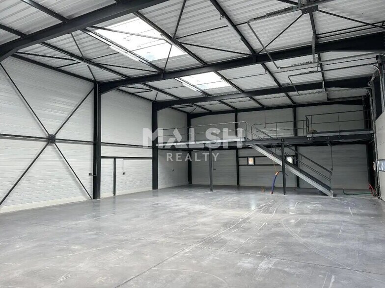 Local d’activités dans Luzinay à louer - Photo de l’immeuble – Image 1 sur 4