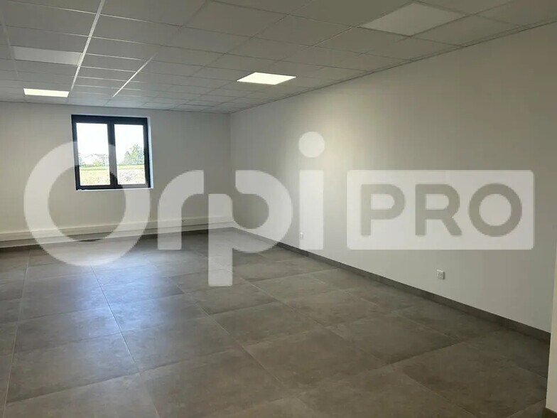 Bureau dans Civrieux à louer - Photo de l’immeuble – Image 2 sur 3