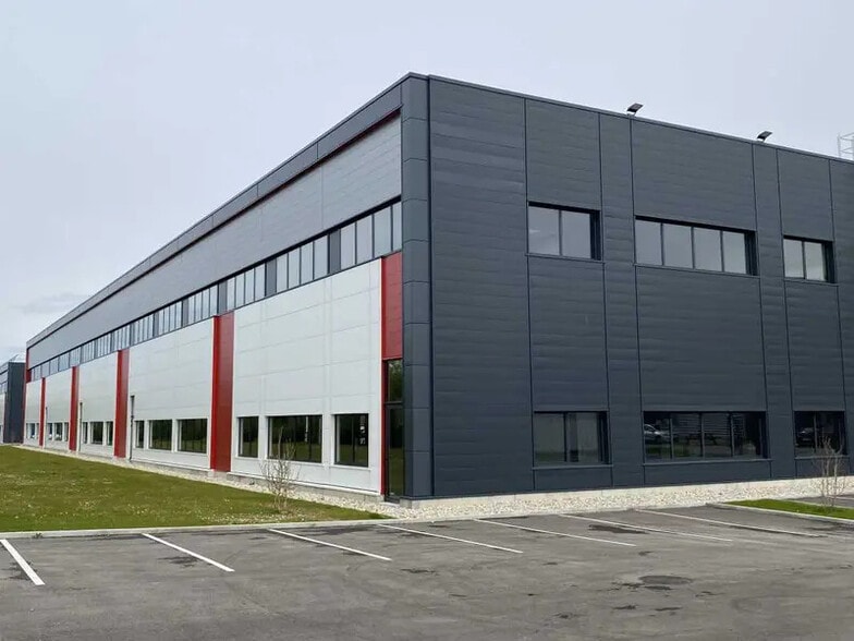 355 Avenue Henri Schneider, Meyzieu à louer - Photo de l’immeuble – Image 2 sur 10