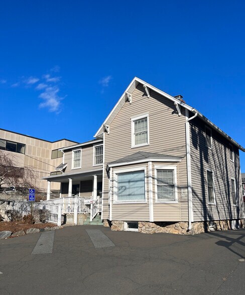 24 Grove St, New Canaan, CT à vendre - Photo de l’immeuble – Image 1 sur 9