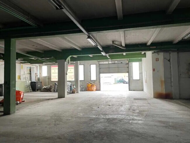 Plus de détails pour Local d'activités à louer