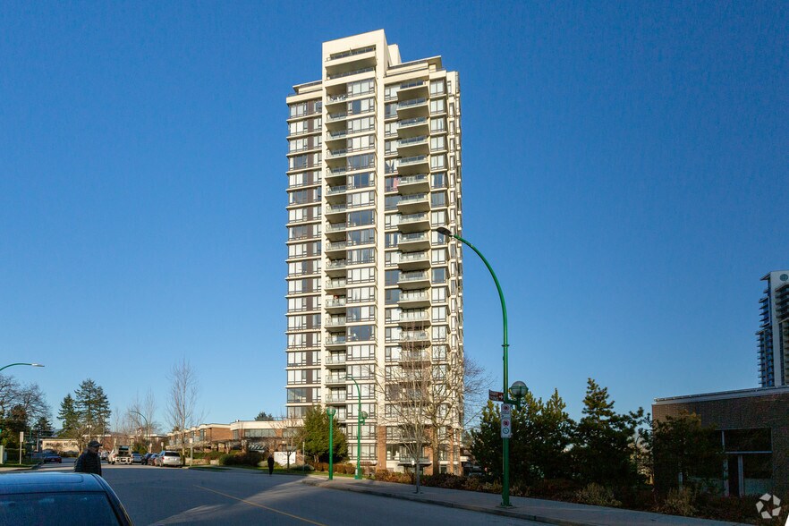 7315 Edmonds St, Burnaby, BC à vendre - Photo de l’immeuble – Image 1 sur 2