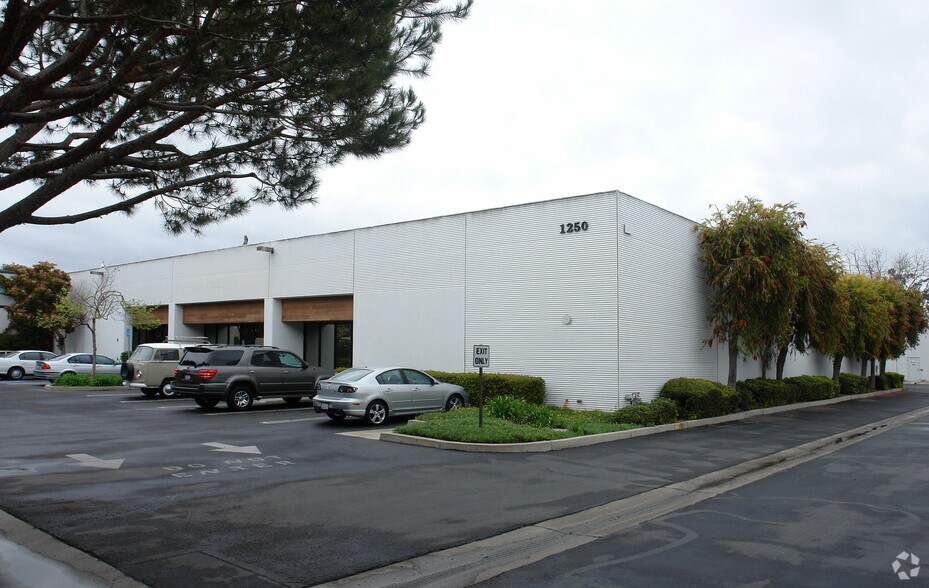 1250 Stellar Dr, Oxnard, CA à vendre - Photo principale – Image 1 sur 16