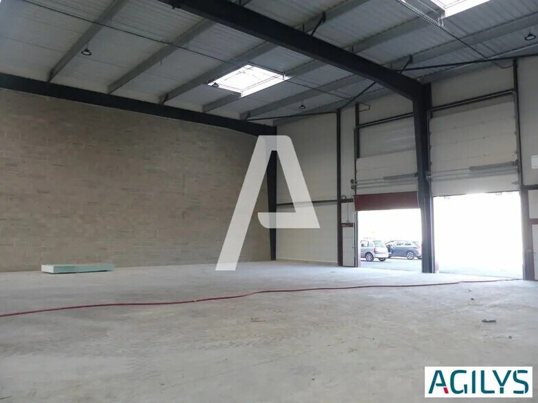 Local d’activités dans Saint-Pierre-du-Perray à louer - Photo de l’immeuble – Image 3 sur 7