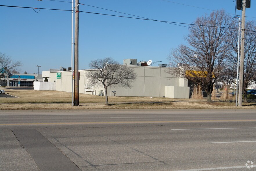 8821 W 21st St, Wichita, KS à louer - Photo de l’immeuble – Image 2 sur 3