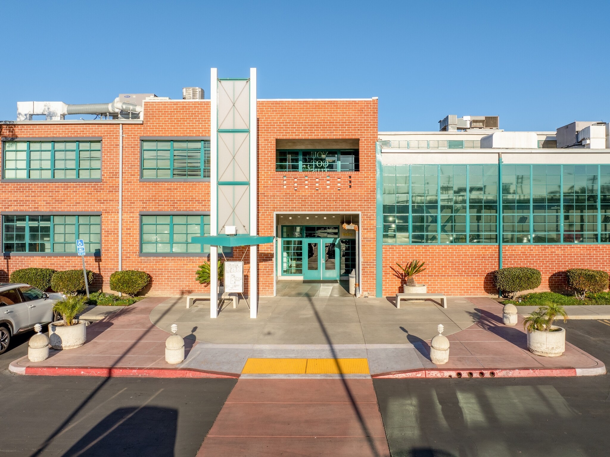 2440 S Sepulveda Blvd, Los Angeles, CA à louer Photo principale– Image 1 sur 10