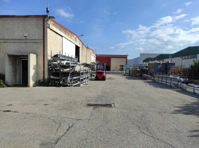 Plus de détails pour 22 Rue D'Athenes, Vitrolles - Industriel/Logistique à louer