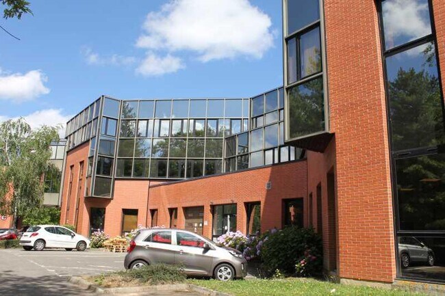 Plus de détails pour 12/14 Rue Du Fort De Saint-Cyr, Montigny-le-Bretonneux - Bureau, Local d'activités à louer