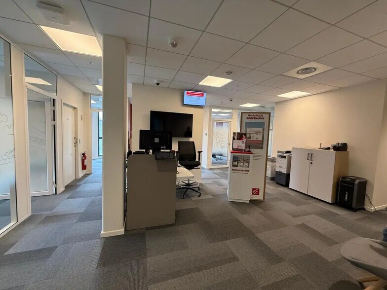 Bureau dans Saint-Fons à vendre - Photo de l’immeuble – Image 1 sur 5