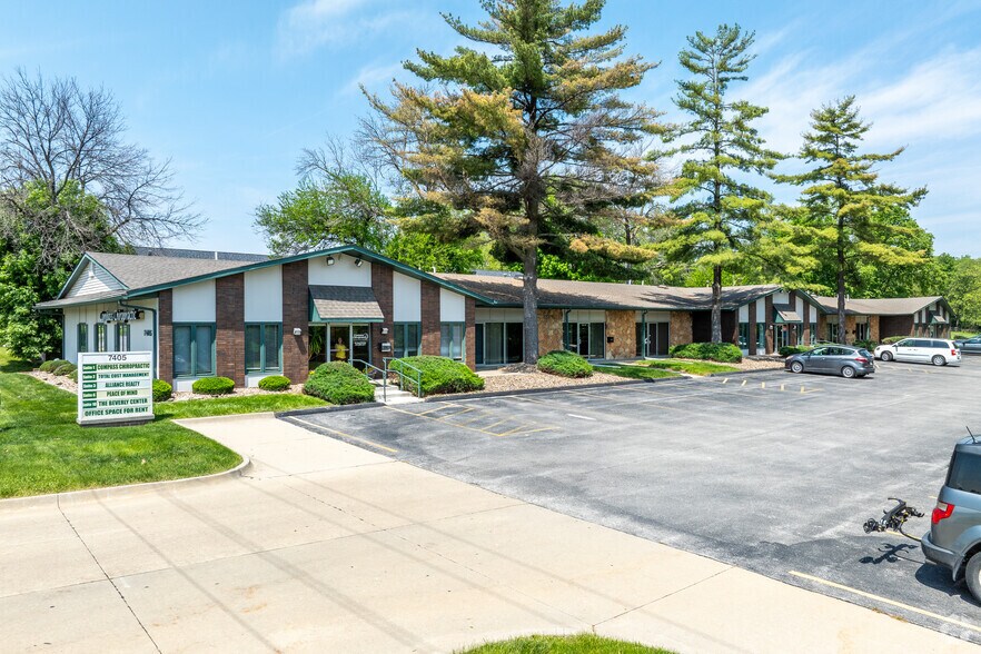 7405 University Ave, Des Moines, IA à louer - Photo de l’immeuble – Image 1 sur 19
