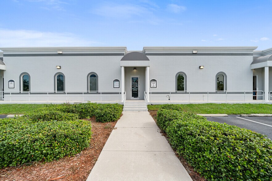 150 W McKenzie St, Punta Gorda, FL à louer - Photo de l’immeuble – Image 1 sur 11