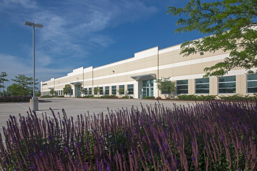 2440 W Corporate Preserve Dr, Oak Creek, WI à louer - Photo de l’immeuble – Image 1 sur 1
