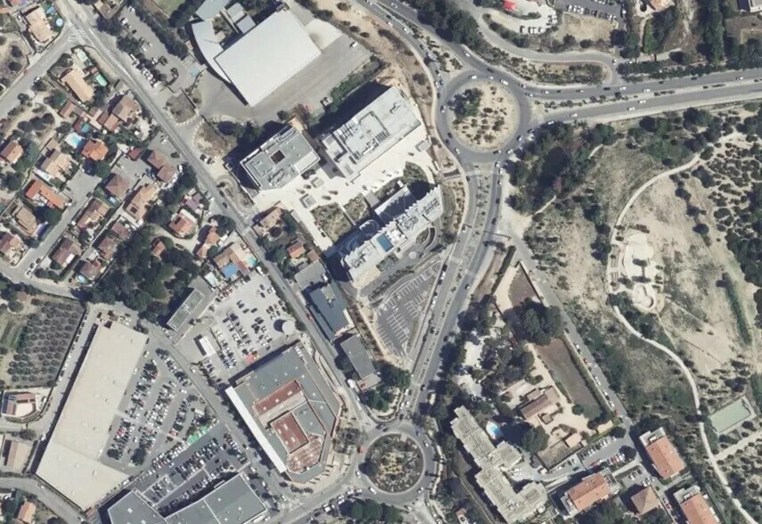 Local commercial dans La Ciotat à louer - Photo de l’immeuble – Image 3 sur 5